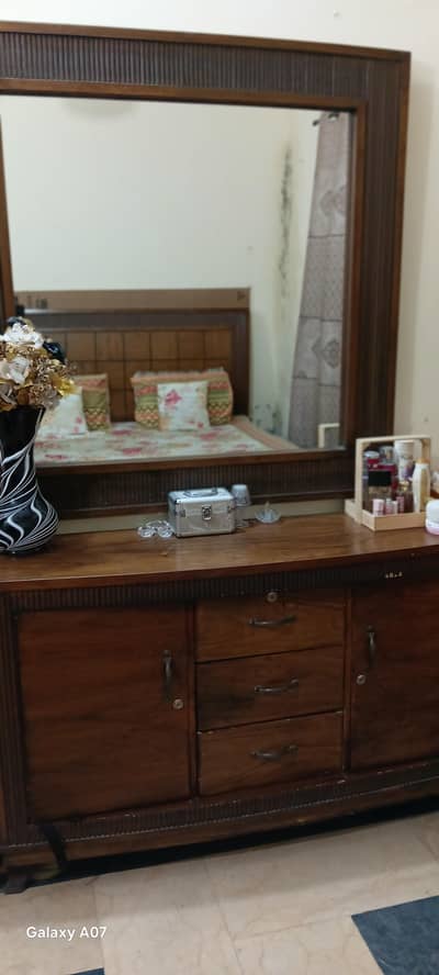 Full Bedset with almirah for sale