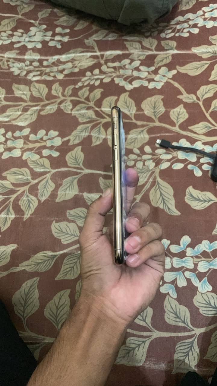 Apple iPhone XS 4