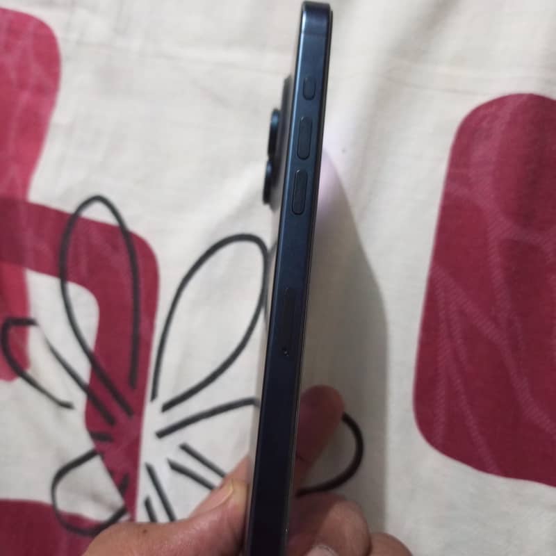 Apple iPhone 15 Pro Max 4