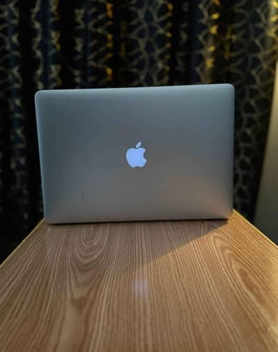 Apple MacBook Pro Core i7 16GB 512GB SSD 15"4 Inches