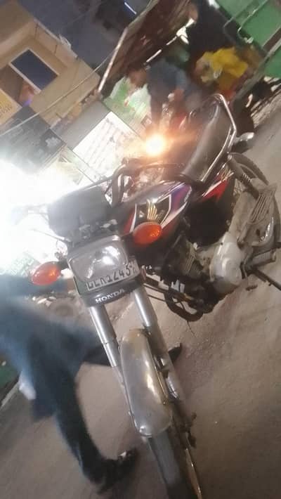 Honda 125 Black Color available for Sale 0-3-0-0-1-0-0-2-3-6-0