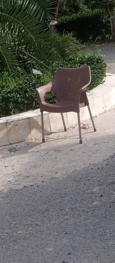 24 plastic body with metal legs chairs for sale