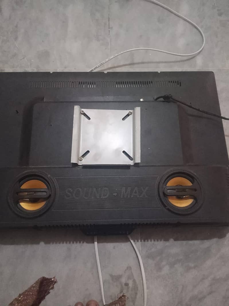 lcd 24 inch 3