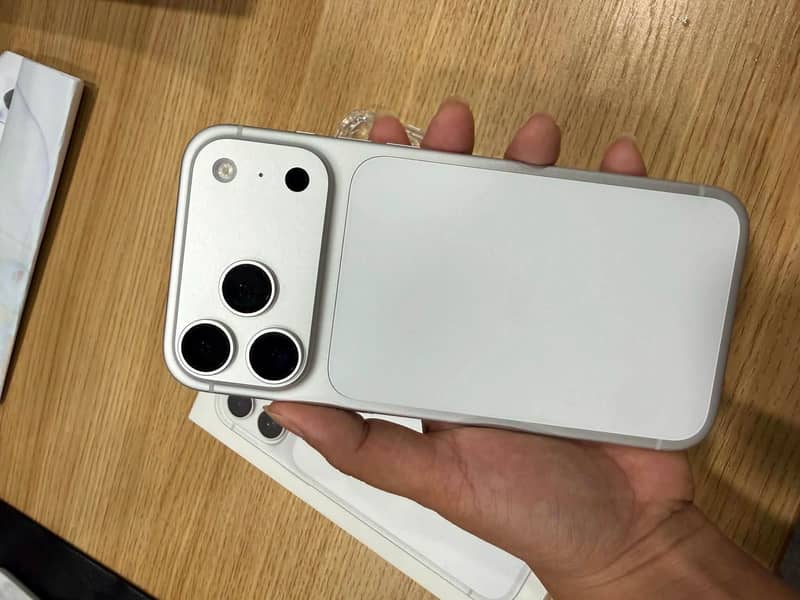 Apple iPhone 17 Pro Max 1