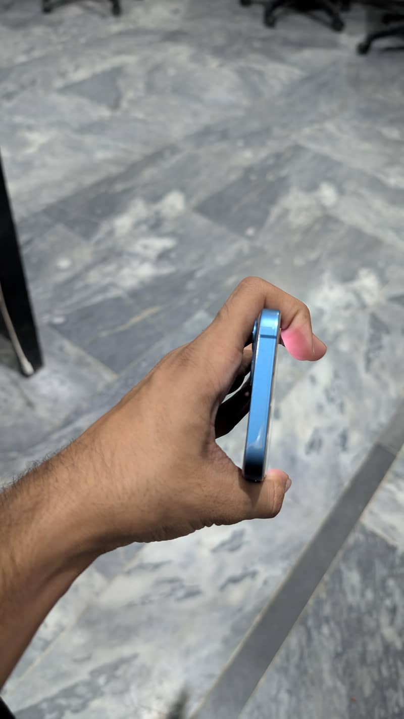 Apple iPhone 13 6