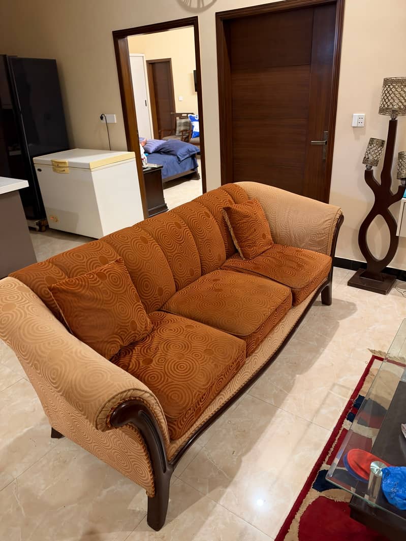Good condition sofa 8