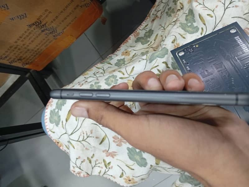 Apple iPhone 11 4