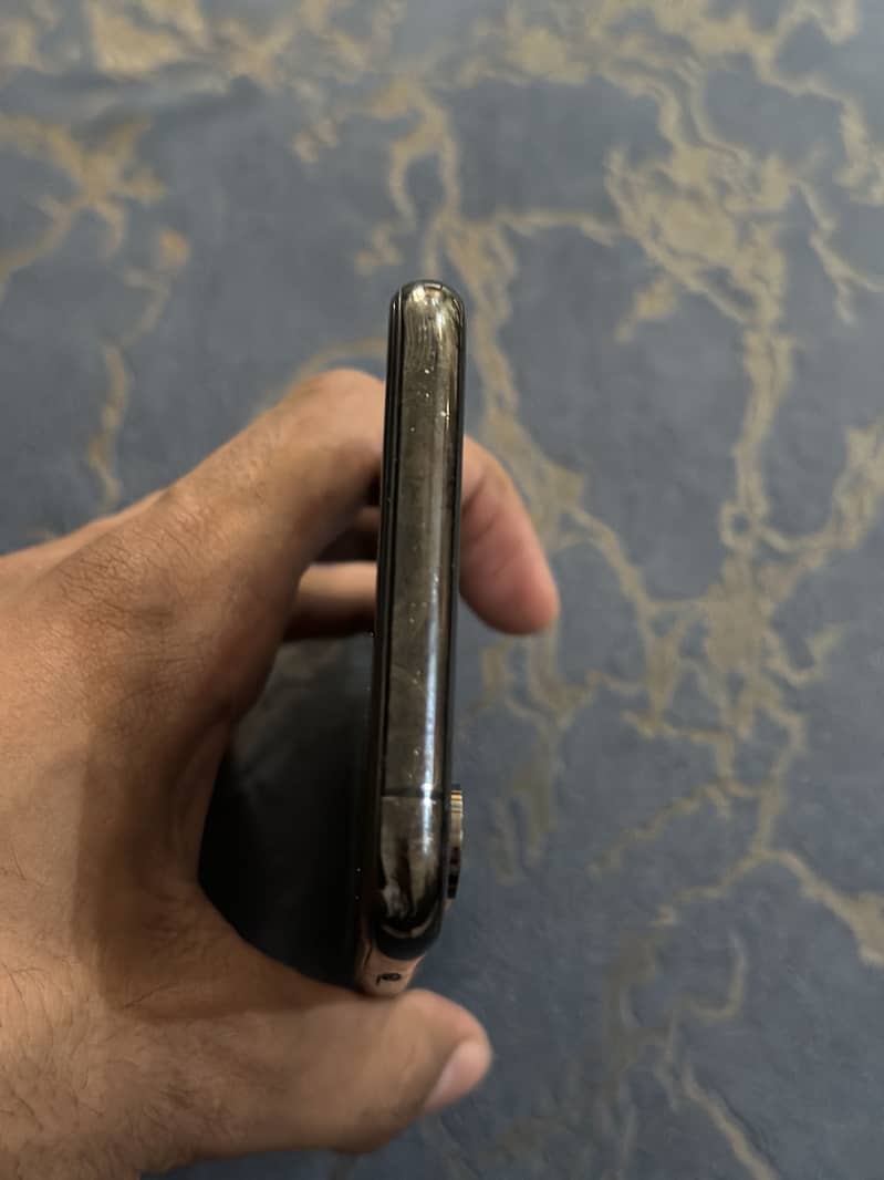 Apple iPhone XS 4