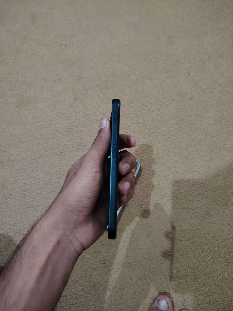 Apple iPhone 15 4