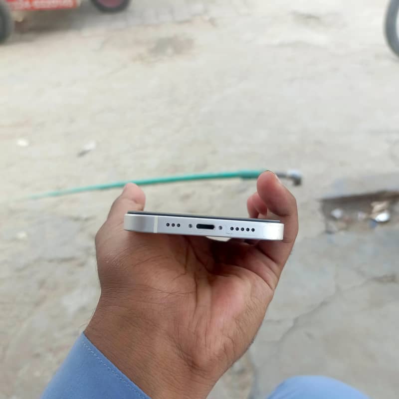Apple iPhone 12 4