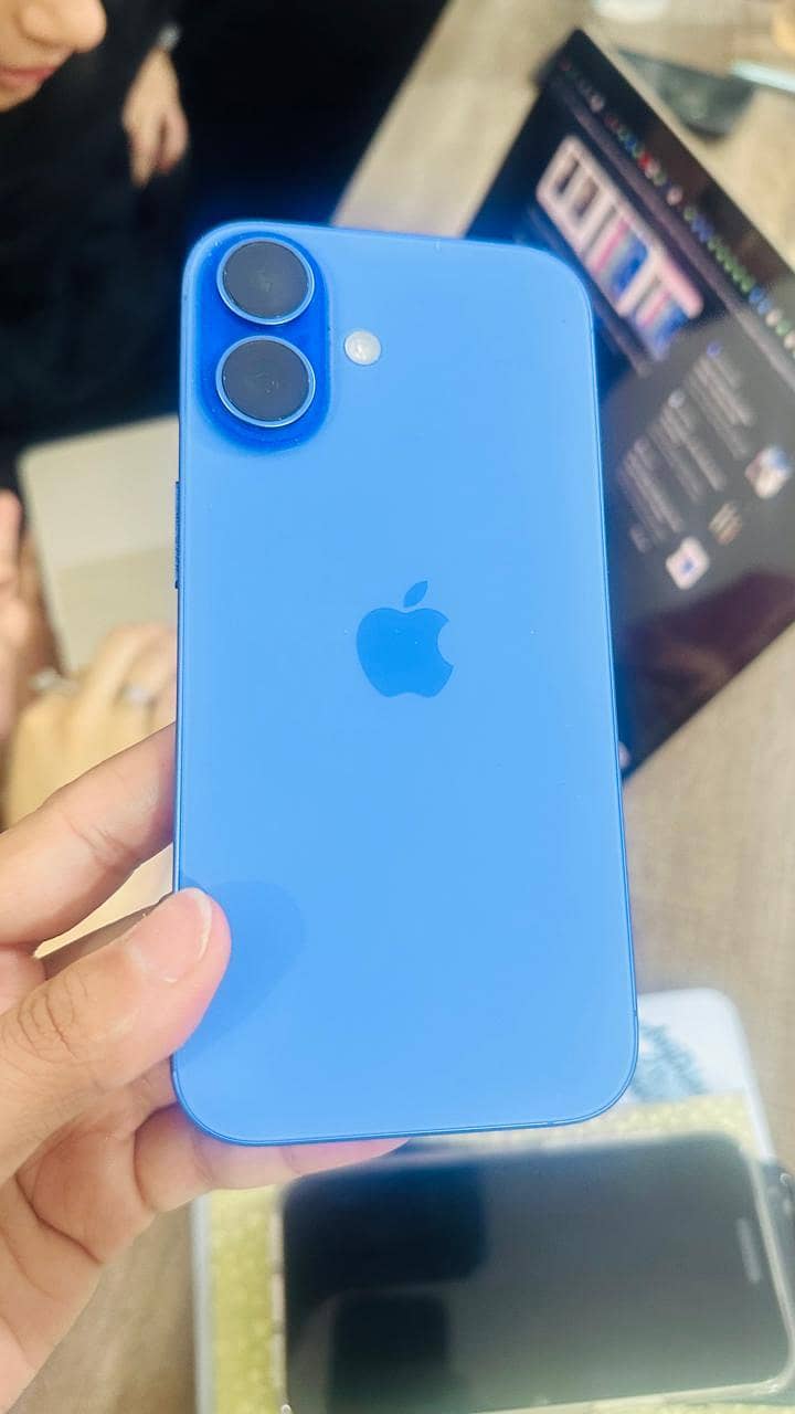 Apple iPhone 16 3