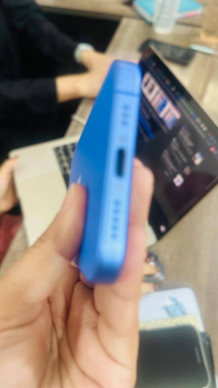 Apple iPhone 16 4