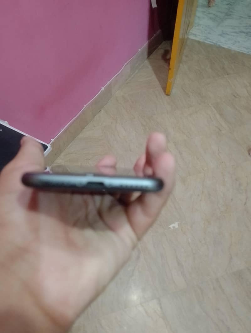 Apple iPhone 8 3