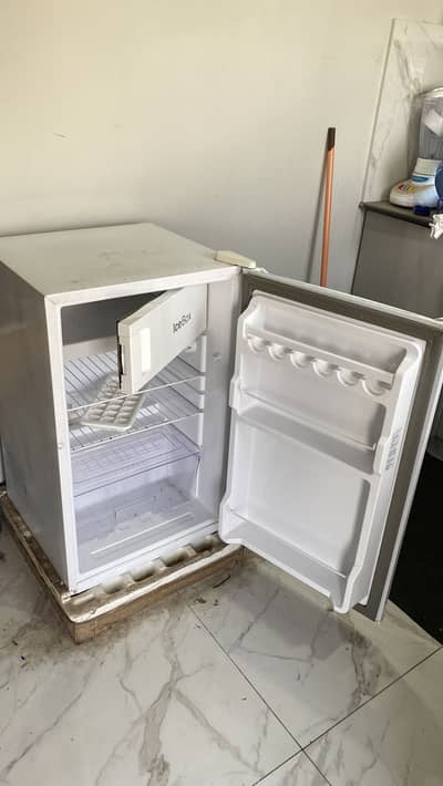 9106 Single Door Refrigerator (White)