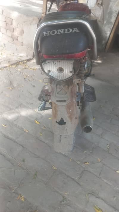 Old yamha bike 70
