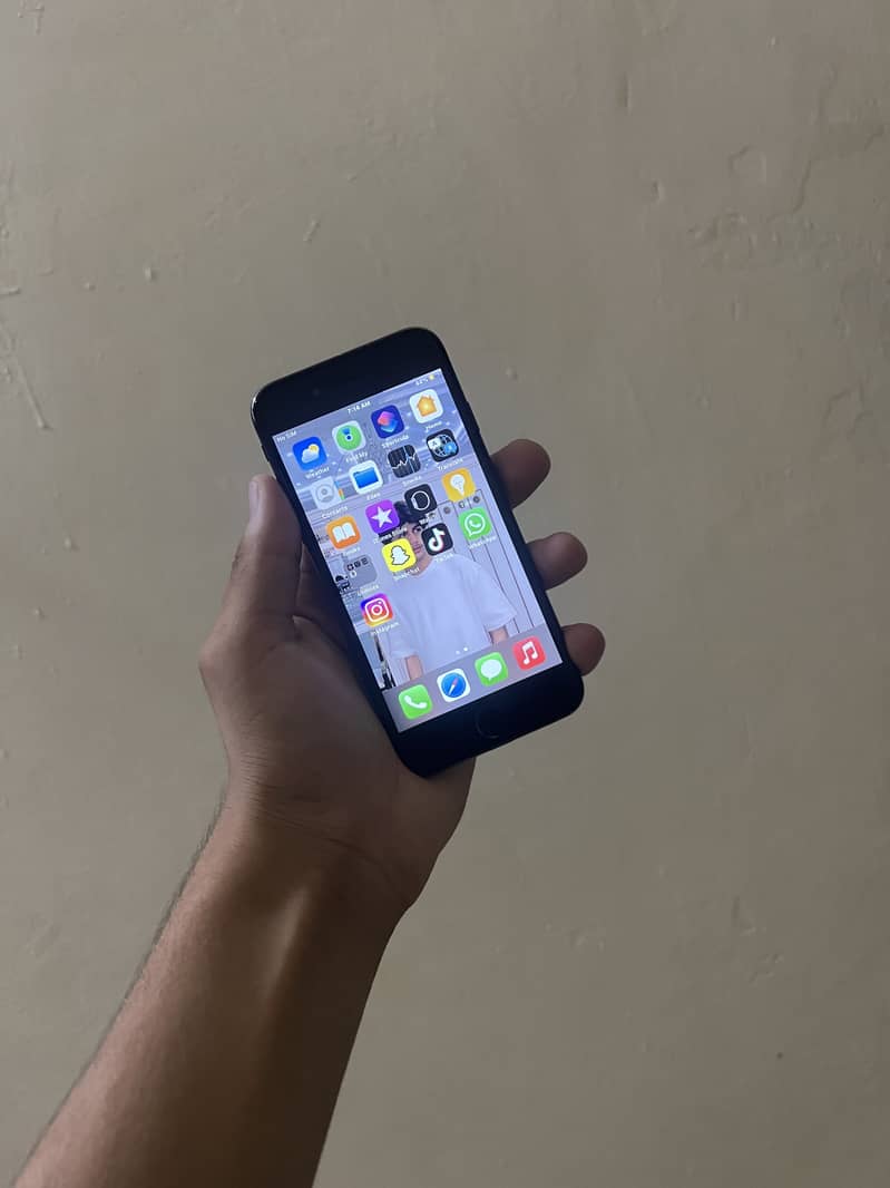 Apple iPhone 7 1