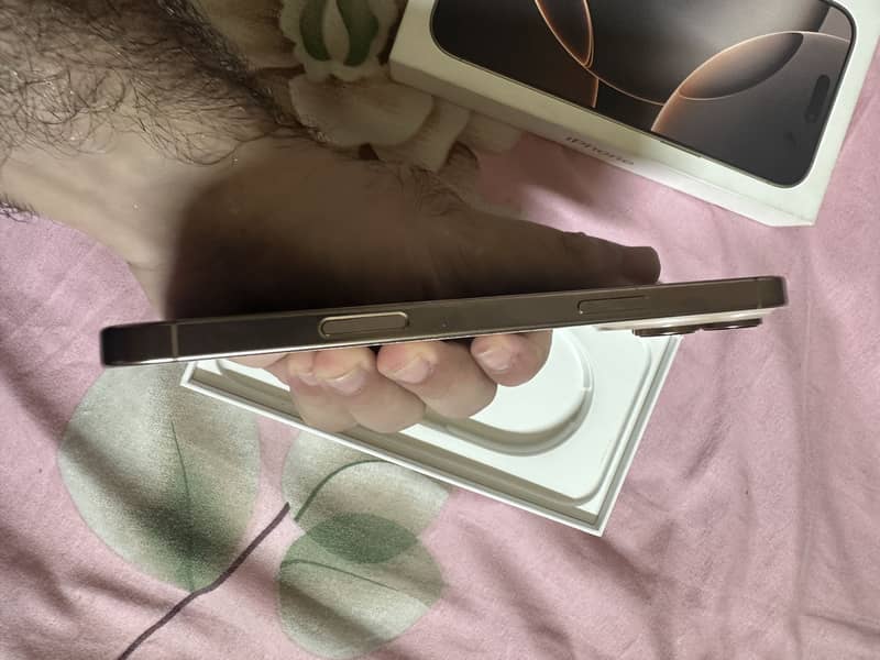 Apple iPhone 16 Pro Max 1