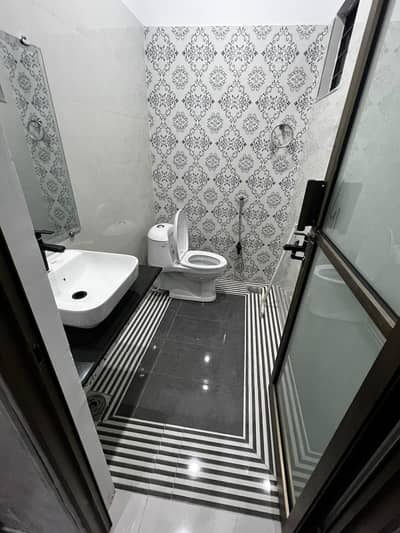 1 Kanal Like New Spaceous Upper Portion In Valencia Town