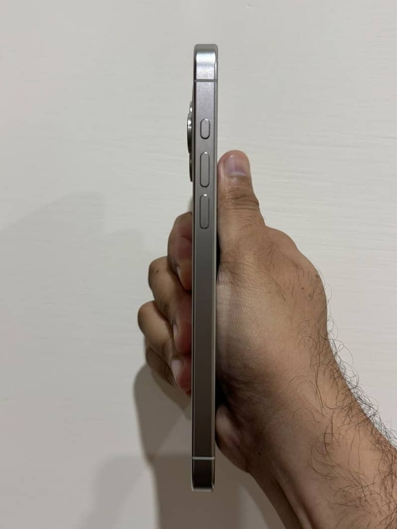 Apple iPhone 16 Pro Max 2