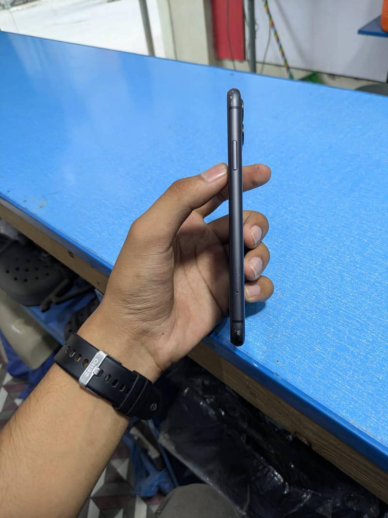 Apple iPhone 11 3