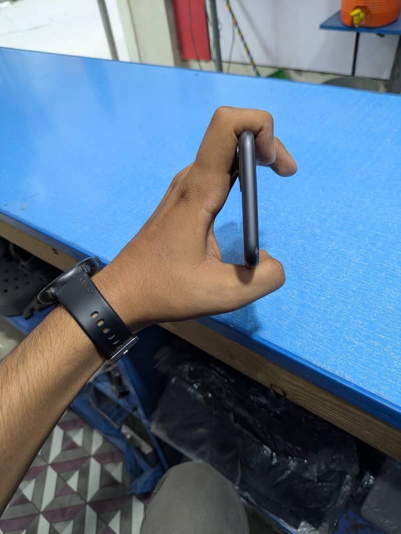 Apple iPhone 11 4