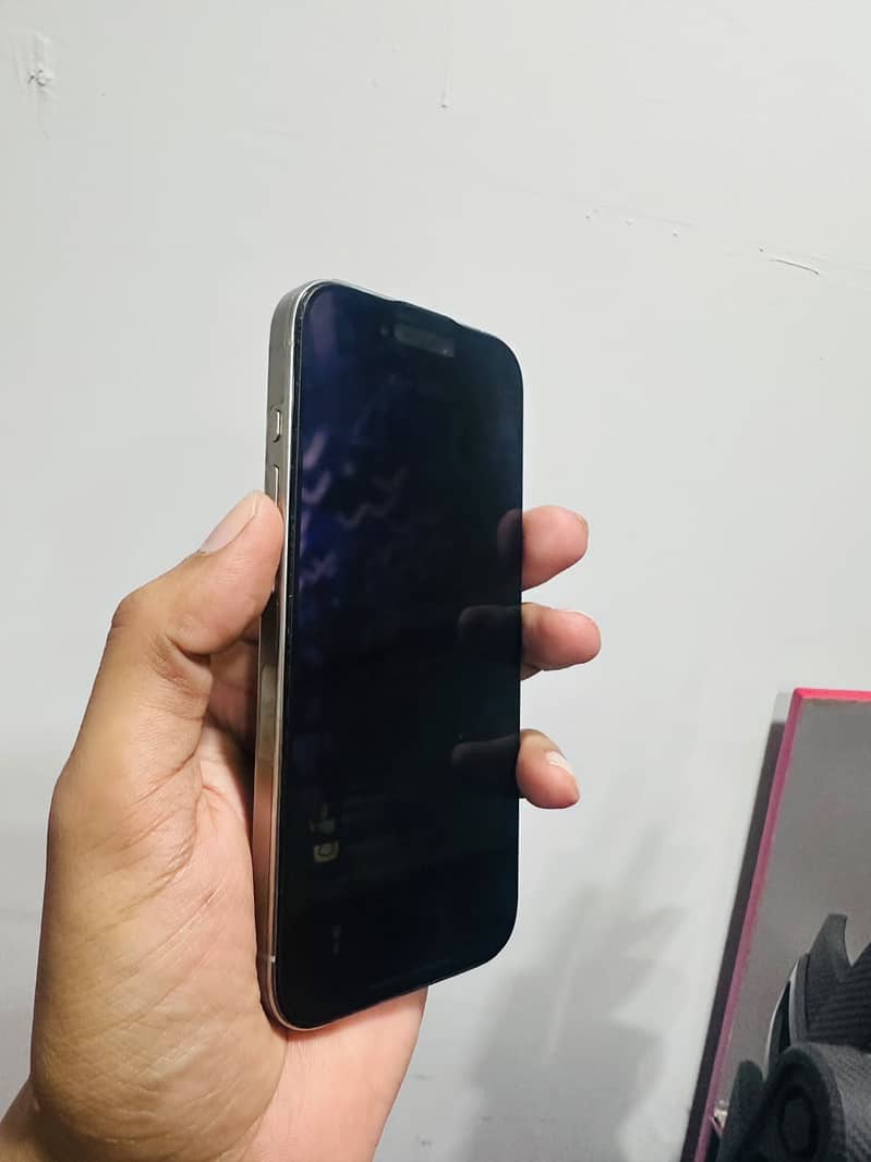 Apple iPhone 15 Pro 4