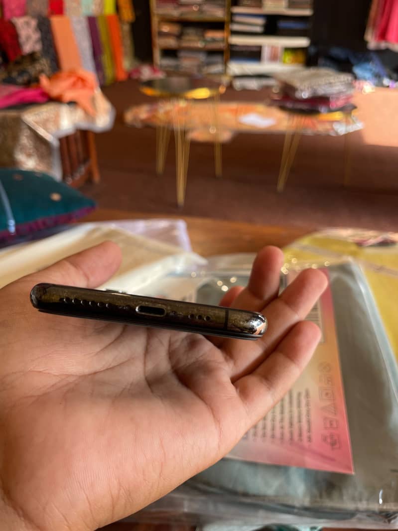 Apple iPhone XS 3
