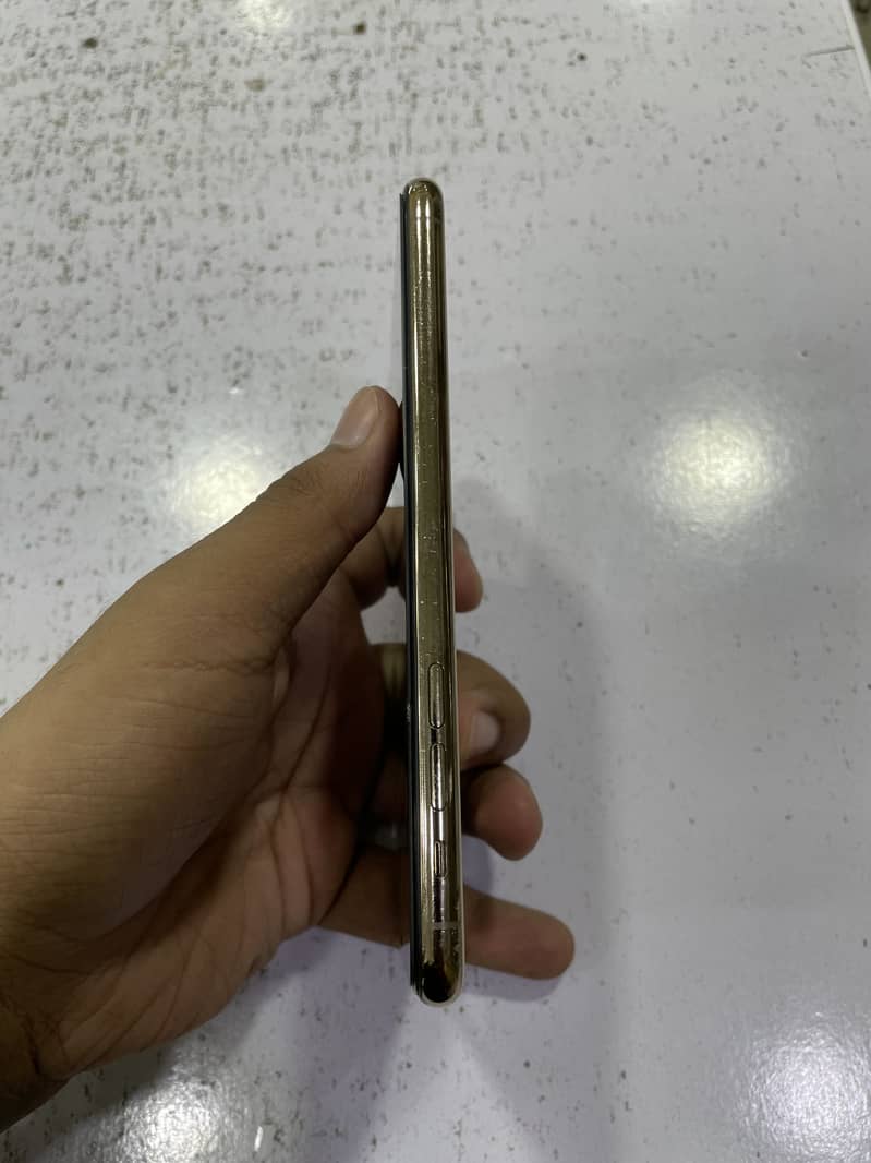 Apple iPhone 11 Pro Max 4