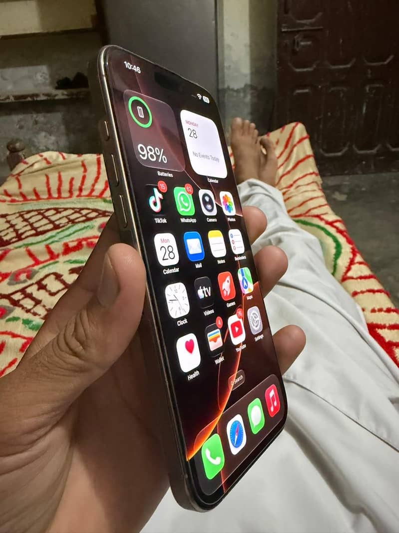 Apple iPhone 16 Pro Max 1