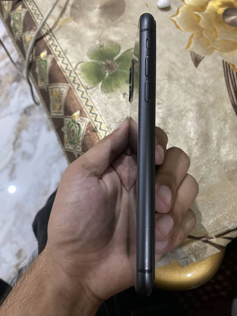 Apple iPhone 11 4