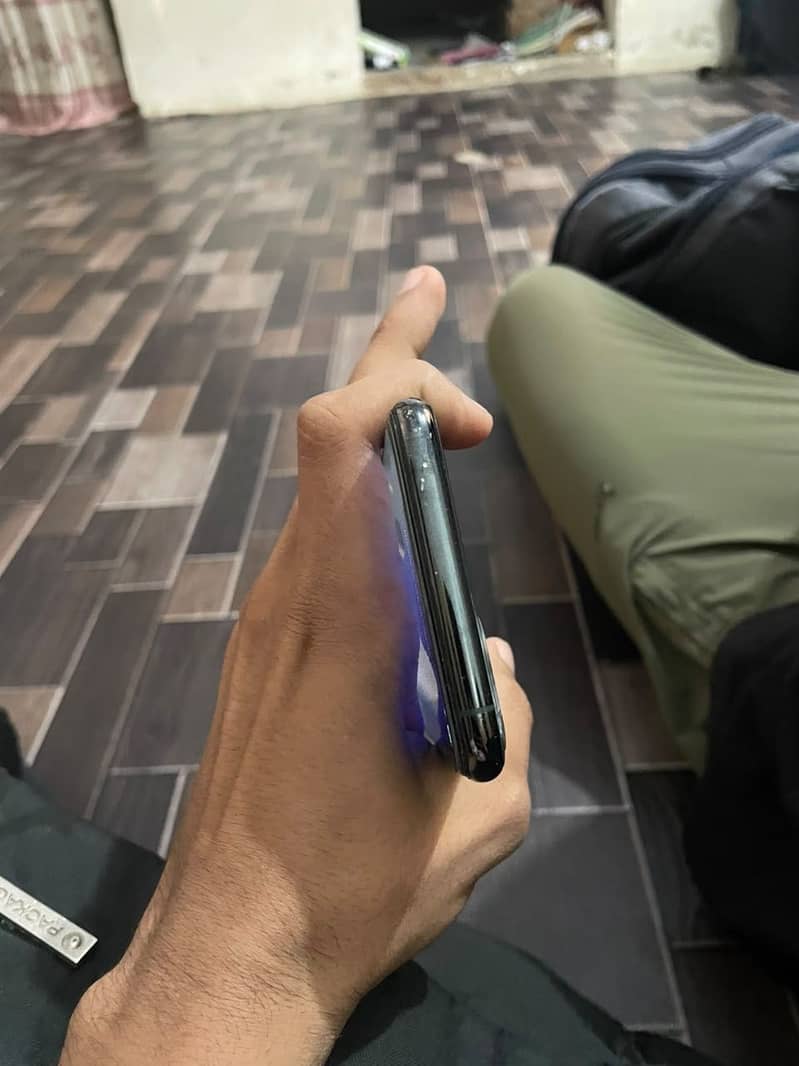 Apple iPhone 11 Pro Max 4