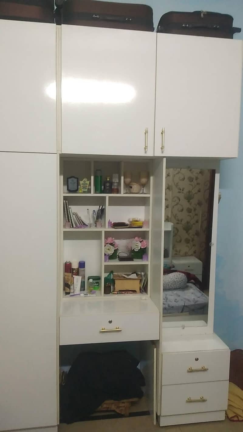 خوبصورت اور مضبوط بیڈروم فرنیچر سیٹ فروخت کے لیے دستیاب ہے۔ 1