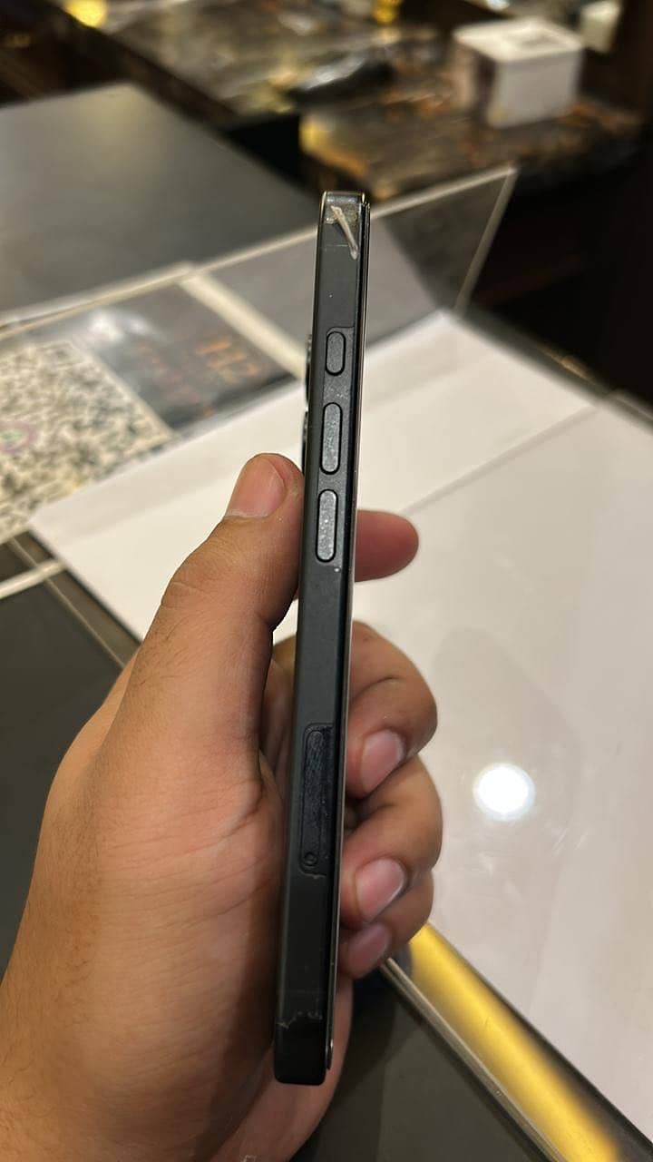 Apple iPhone 16 2