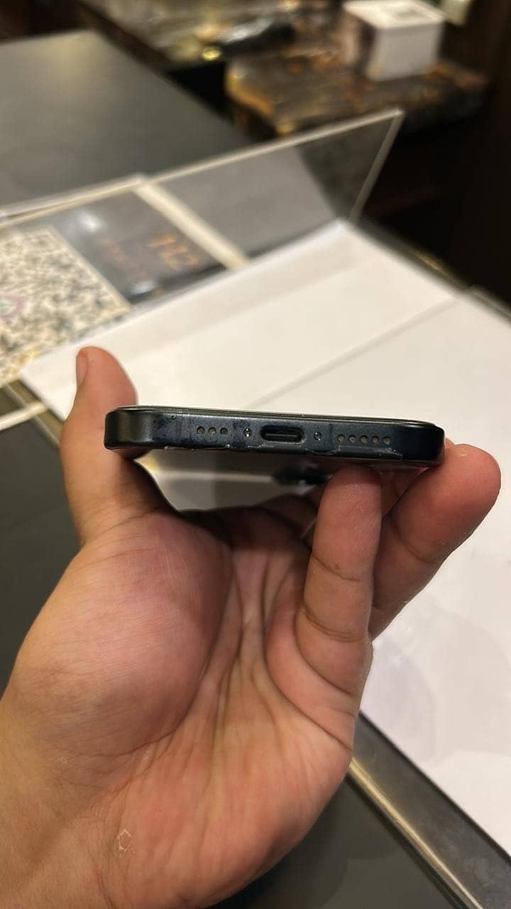 Apple iPhone 16 4