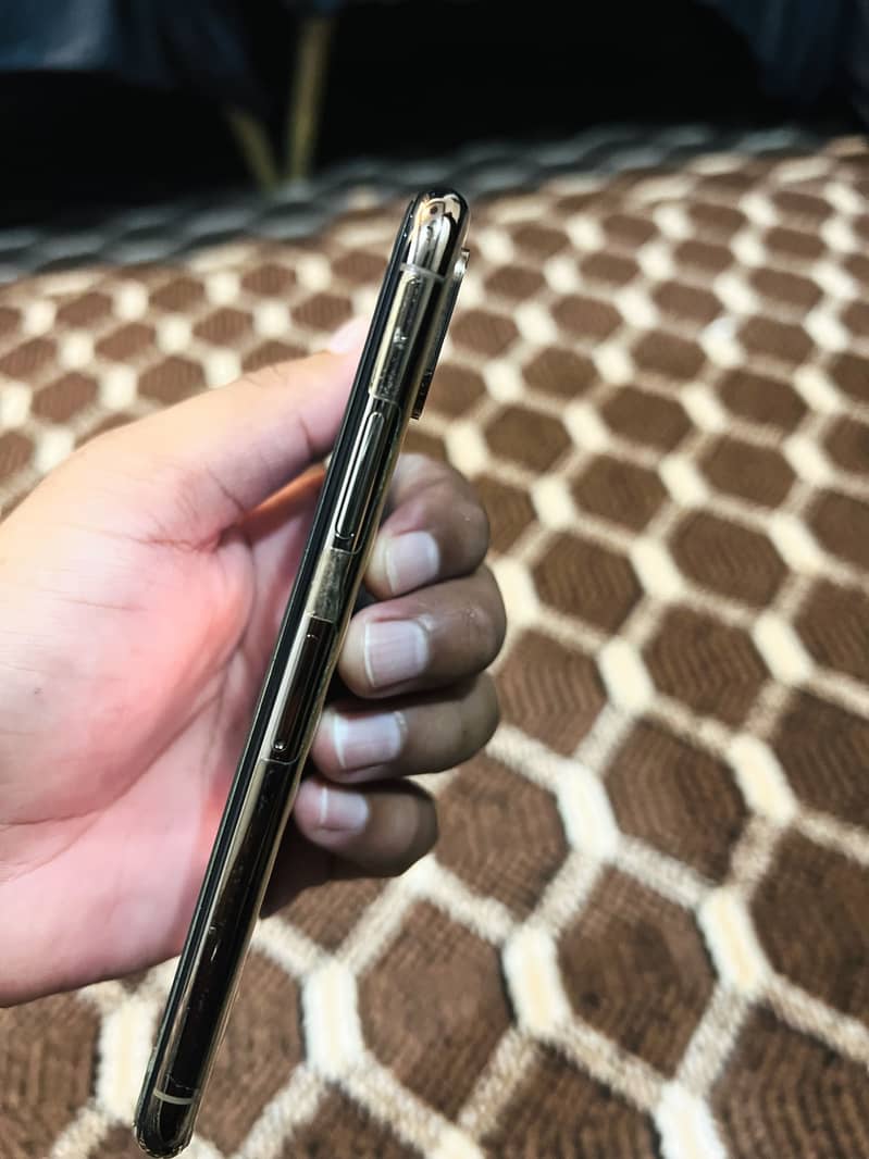 Apple iPhone XS 4