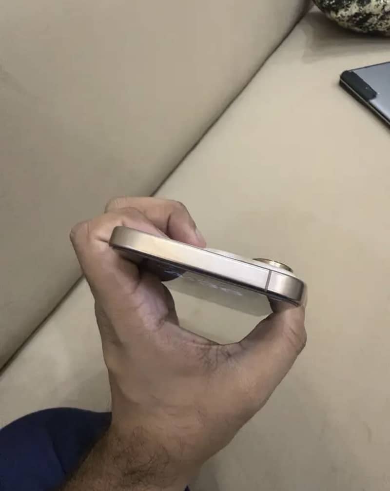 Apple iPhone 16 Pro Max 1