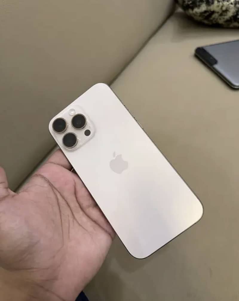 Apple iPhone 16 Pro Max 3