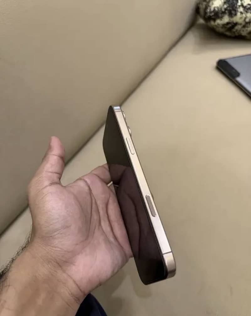 Apple iPhone 16 Pro Max 4