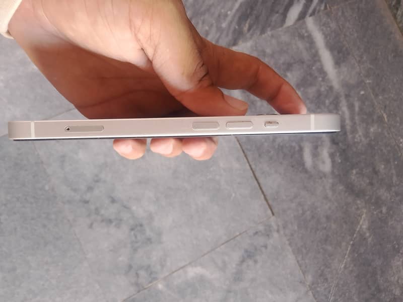 Apple iPhone 13 0