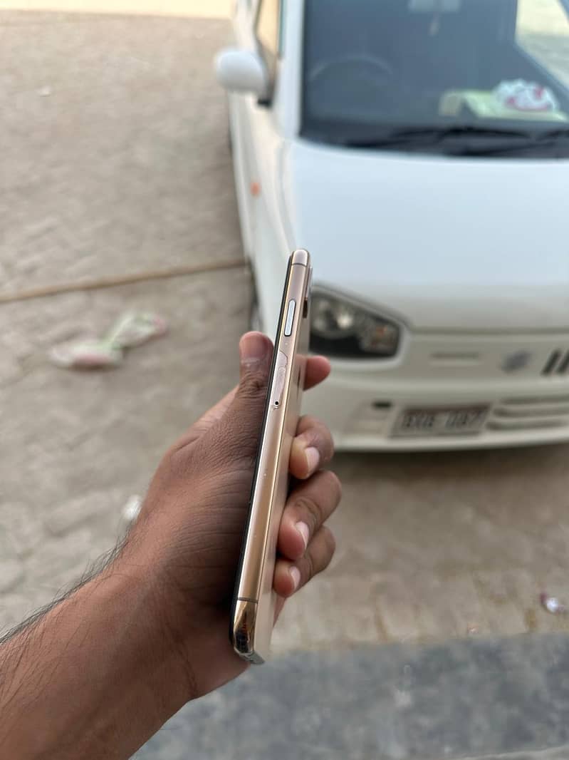Apple iPhone XS Max 3