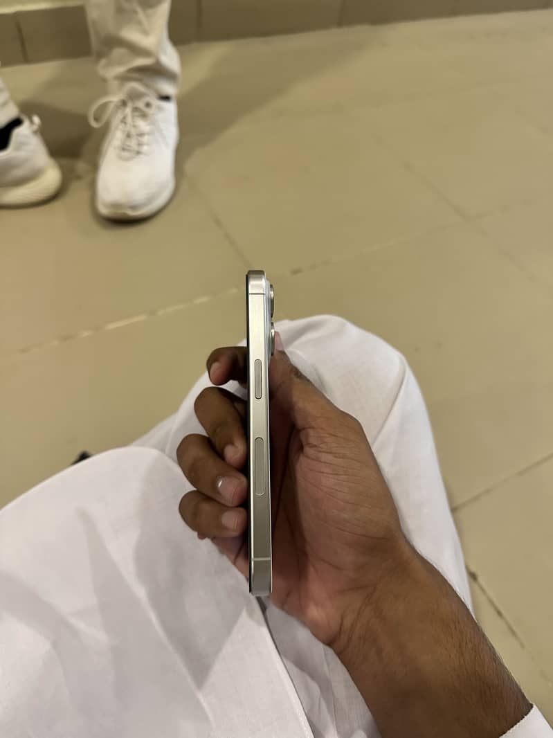 Apple iPhone 15 Pro 3