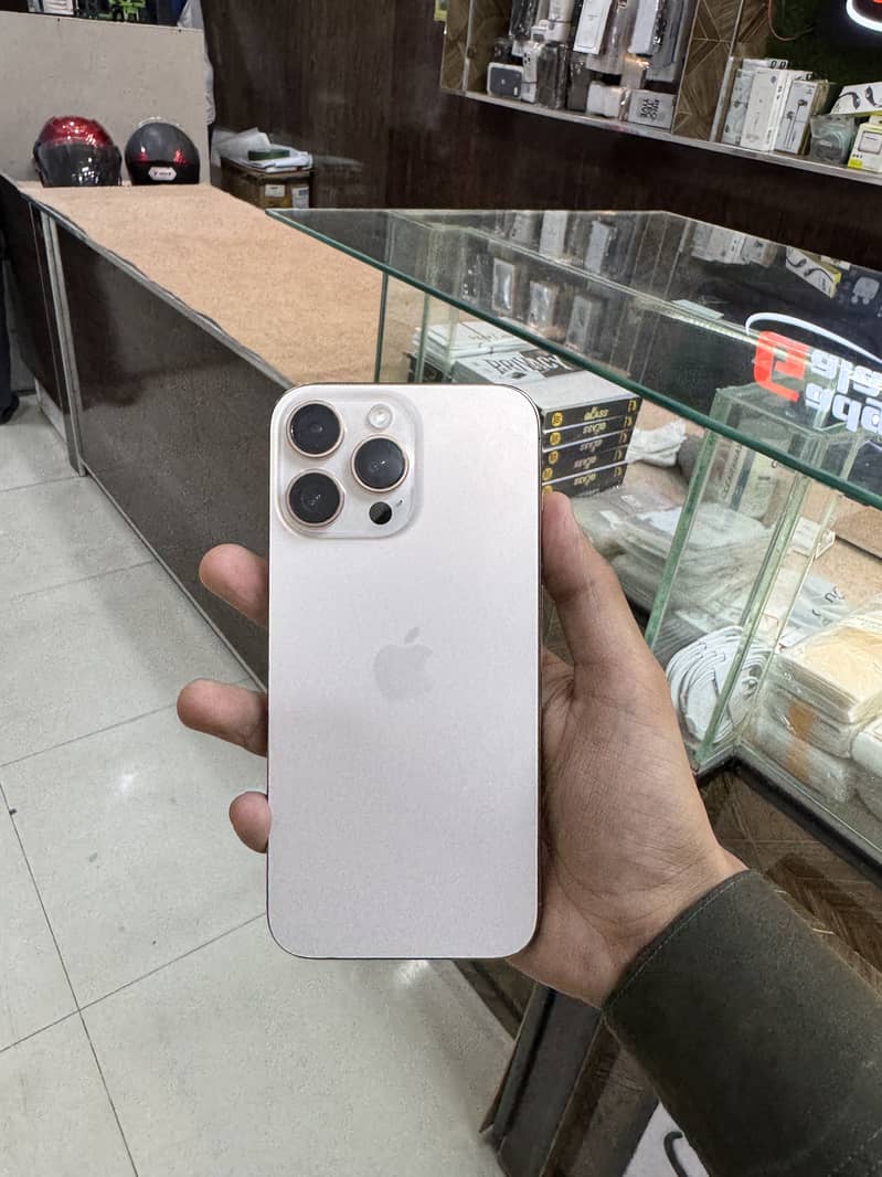 Apple iPhone 16 Pro Max 0