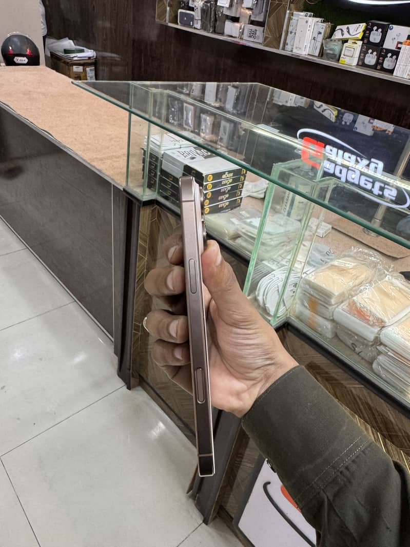 Apple iPhone 16 Pro Max 1