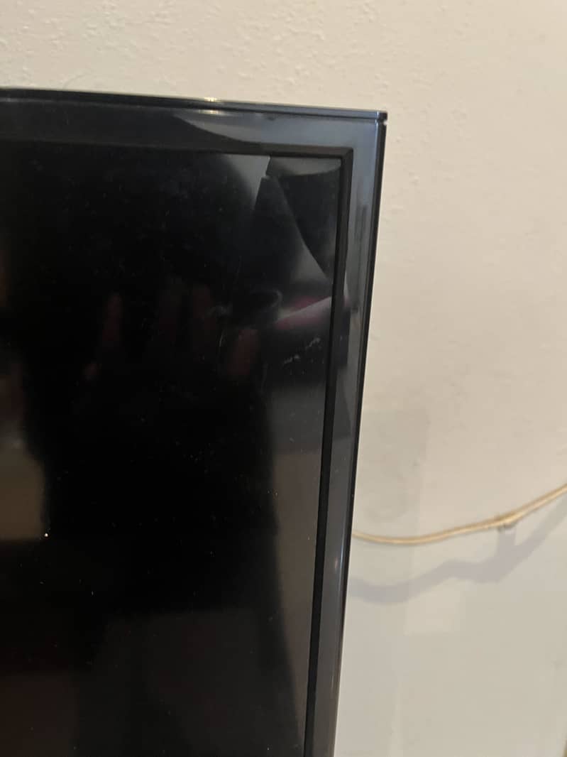 40 inch led (broken screen) 0