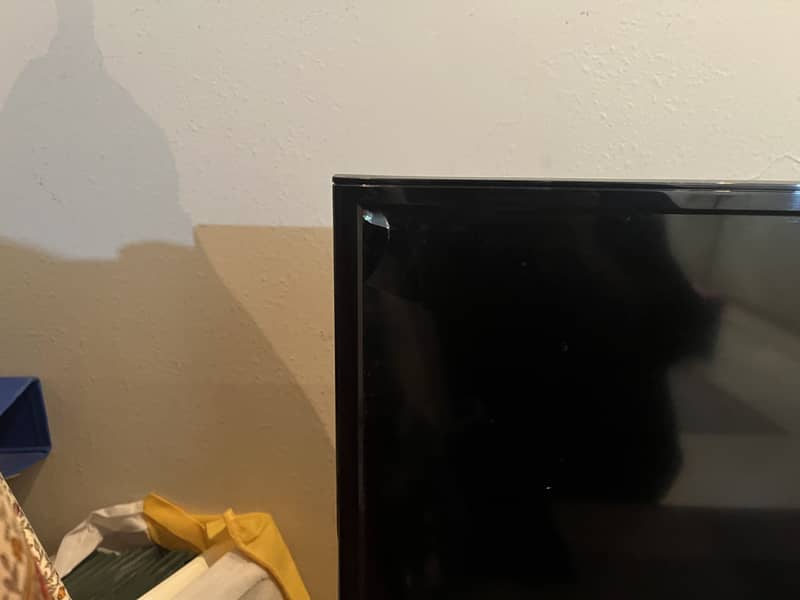 40 inch led (broken screen) 1