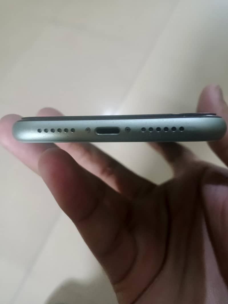 Apple iPhone 11 4