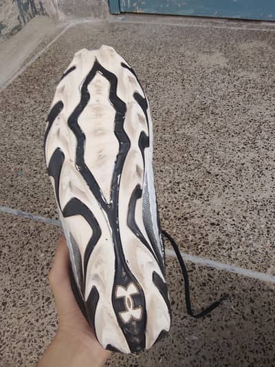 Hyundai original shoes 10/10 with suitable rate  only  6500
