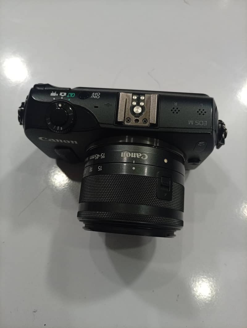 canon EOS M 0