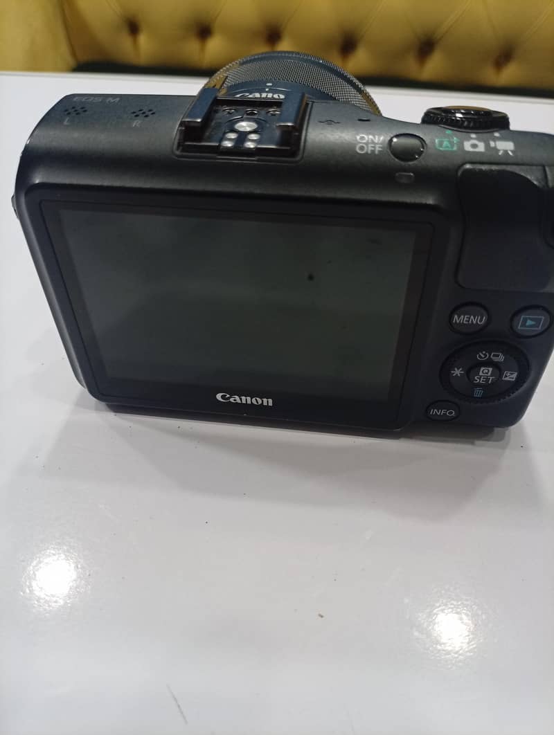 canon EOS M 4