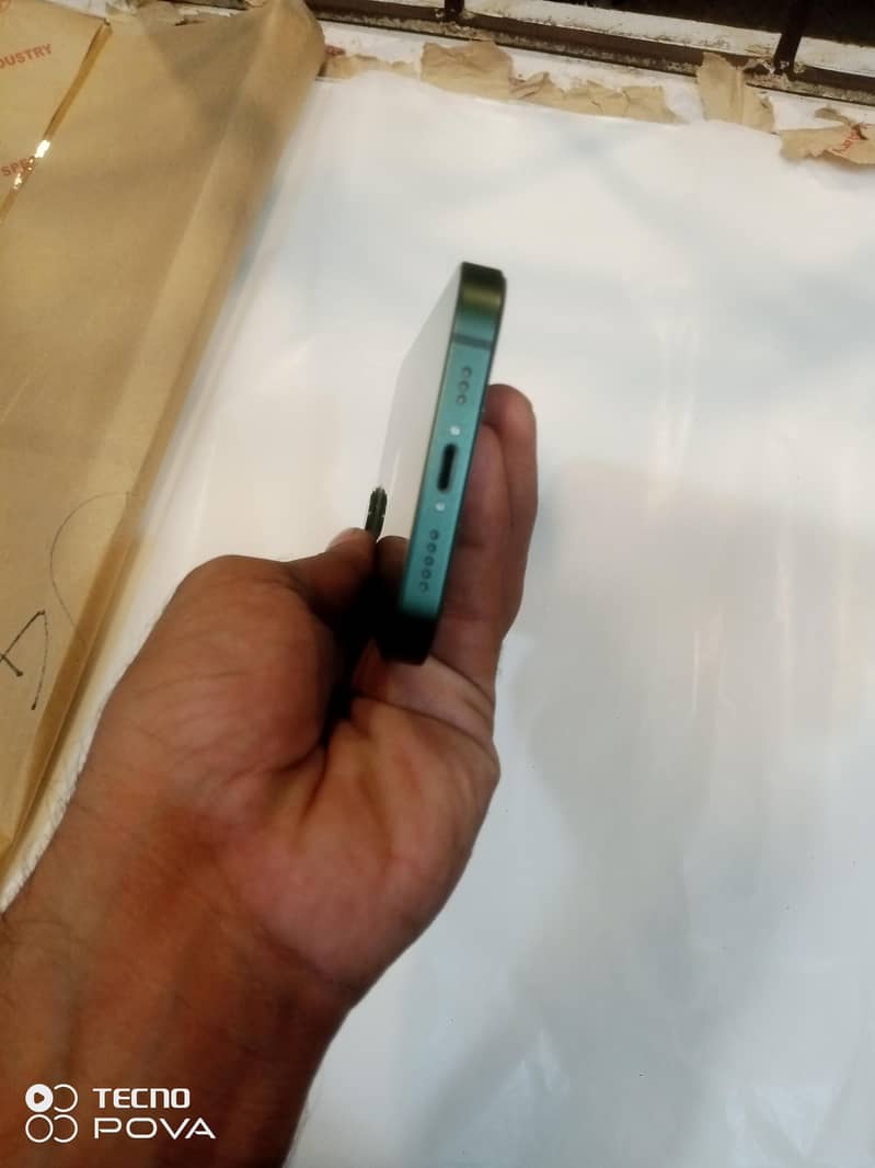 Apple iPhone 13 2